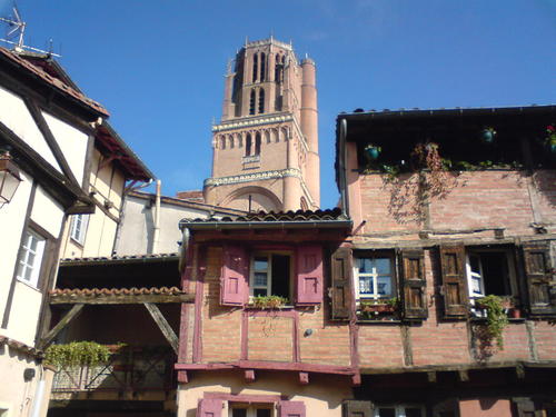 Albi immobilier. Vieille maison d'Albi et apperu de la Cathdrale Sainte Ccile